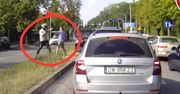 Motocyklista ruszył z pięściami na kierowcę. Nagranie z Wrocławia obiegło sieć