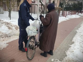 Zziębnięta prosiła o pomoc na ulicy. Zainteresowała się policja