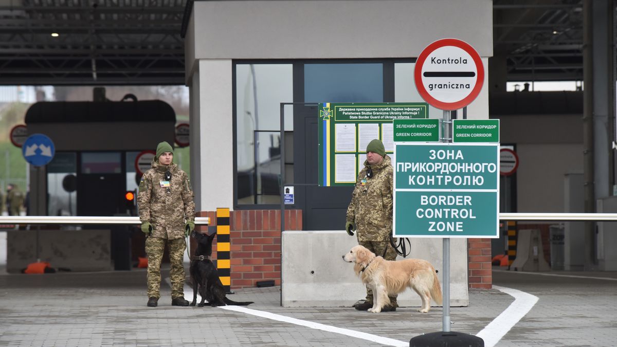 LVIV REGION, UKRAINE - DECEMBER 21: International automobile checkpoint 'Nyzhankovychi - Malkhovychi' on the border between Ukraine and Poland in Lviv region, Ukraine on December 21, 2024. Yesterday, another checkpoint between the two countries officially began operating. At it, Ukrainian and Polish border guards and customs officers will carry out joint control over the border crossing. This is the seventh checkpoint for automobile traffic on the state border of Ukraine with Poland and the fourth checkpoint that operates under the procedure of joint control of Ukrainian and Polish border guards and customs officers. The maximum throughput capacity of the checkpoint should be up to 4 thousand cars in both directions, as well as 100 buses. (Photo by Michael Sorrow/Anadolu via Getty Images)