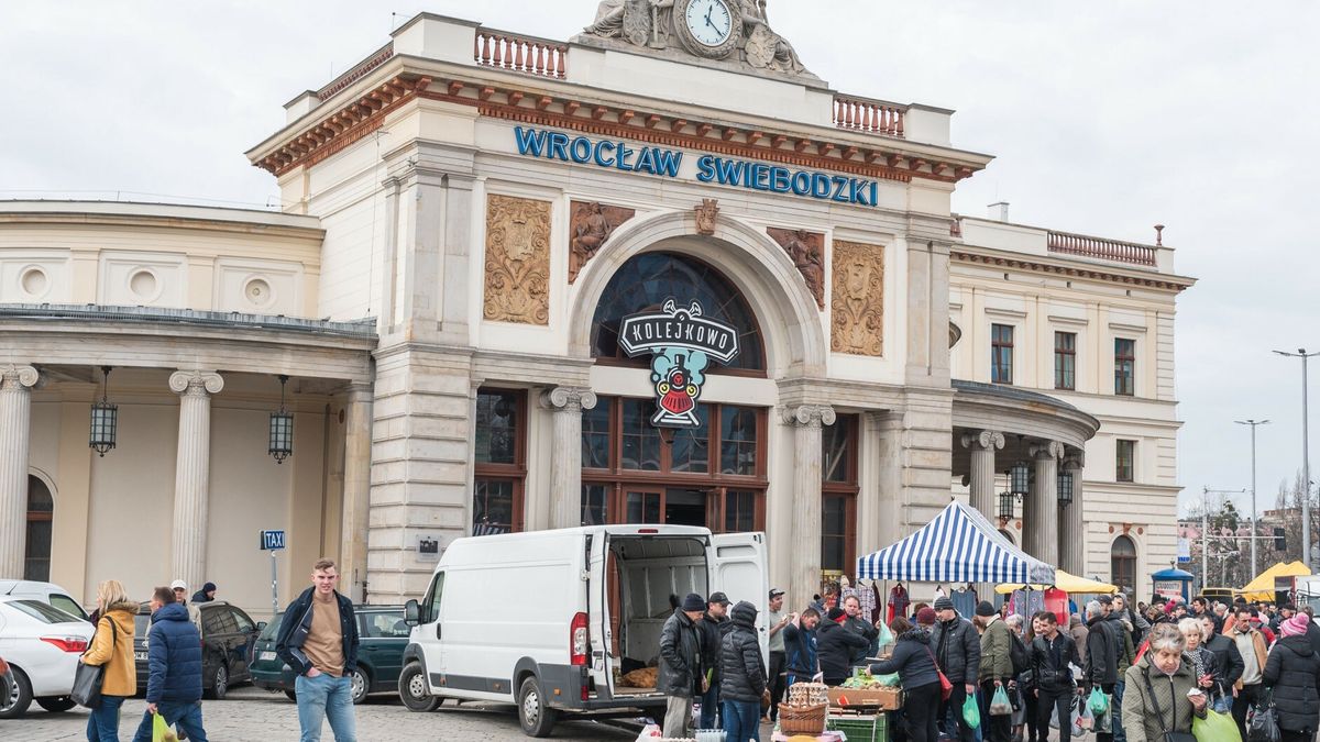 Na Dworcu Świebodzkim przez lata rozwijał się handel. Po remoncie powrócą tam pociągi