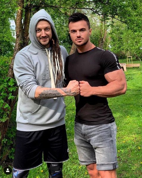 Baron rzeźbi muskulaturę pod okiem mistrza fitnessu