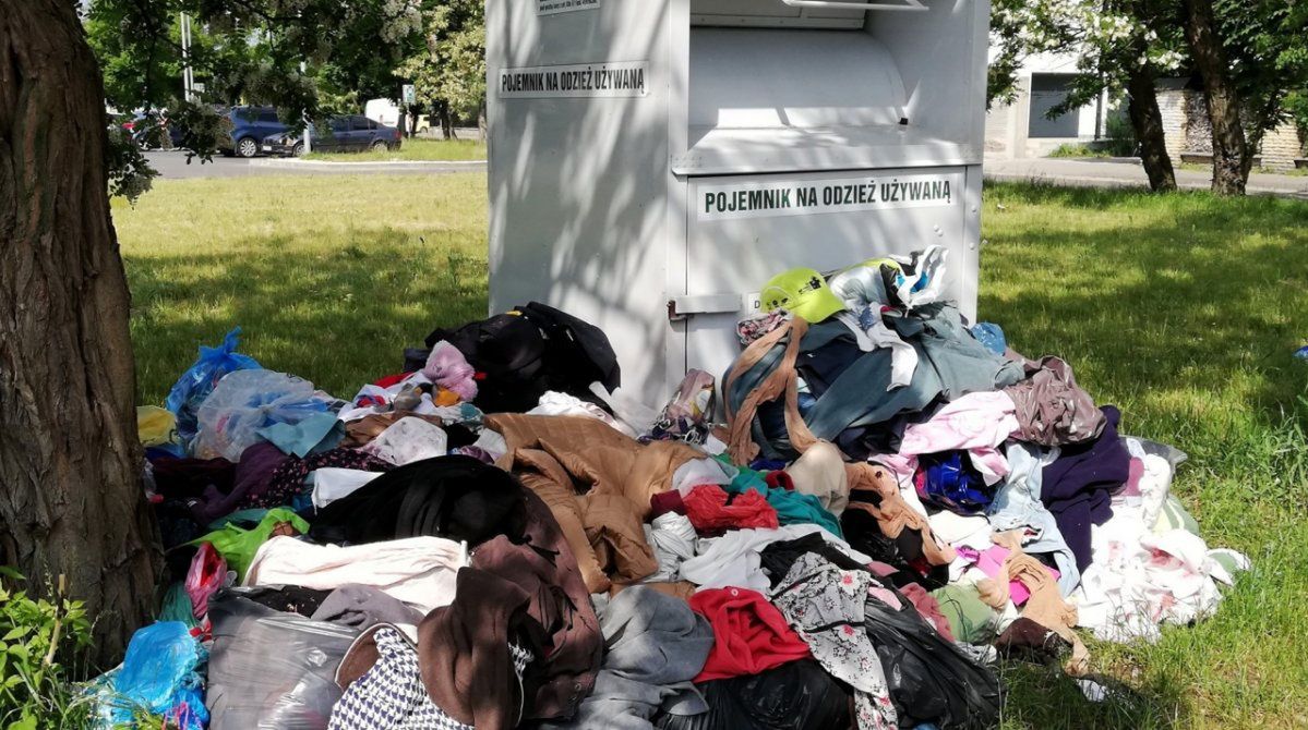 Warszawa tonie w starych ubraniach. Mieszkańcy: "To absurd"