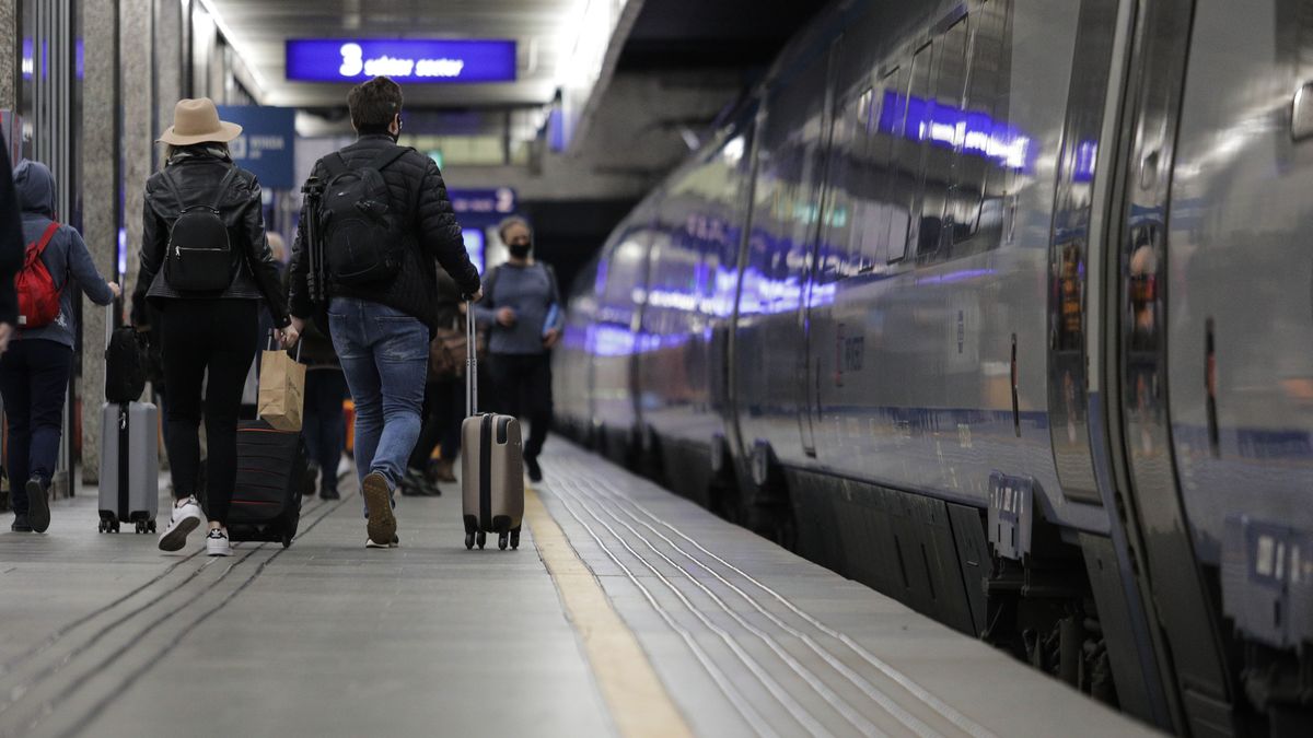 Wznawiana jest praca kolejnych lokalnych centrów sterowania (LCS) i przywracany ruch pociągów. Obecnie przywrócono ruch pociągów z wykorzystaniem urządzeń w LCS w 10 lokalizacjach - poinformowały w czwartkowym komunikacie PKP Polskie Linie Kolejowe.