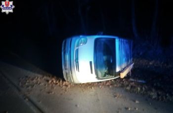 Tuczępy: Bus leżał na boku, kierowca stał obok. Znamy przyczynę