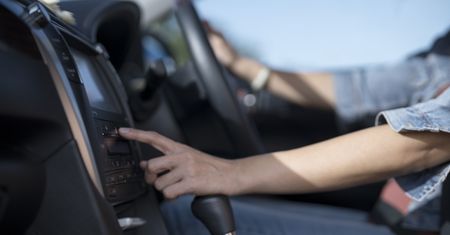Kontrolerzy robią zdjęcia przez szybę samochodu. Sprawdzają, czy jest radio