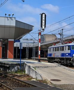 Chciał sobie skrócić drogę. Zahaczył o nadjeżdżający pociąg