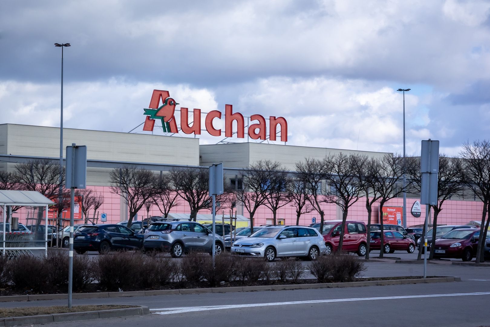 Kupujesz w sieci Auchan? Pilne wieści. Gigant oddaje pieniądze