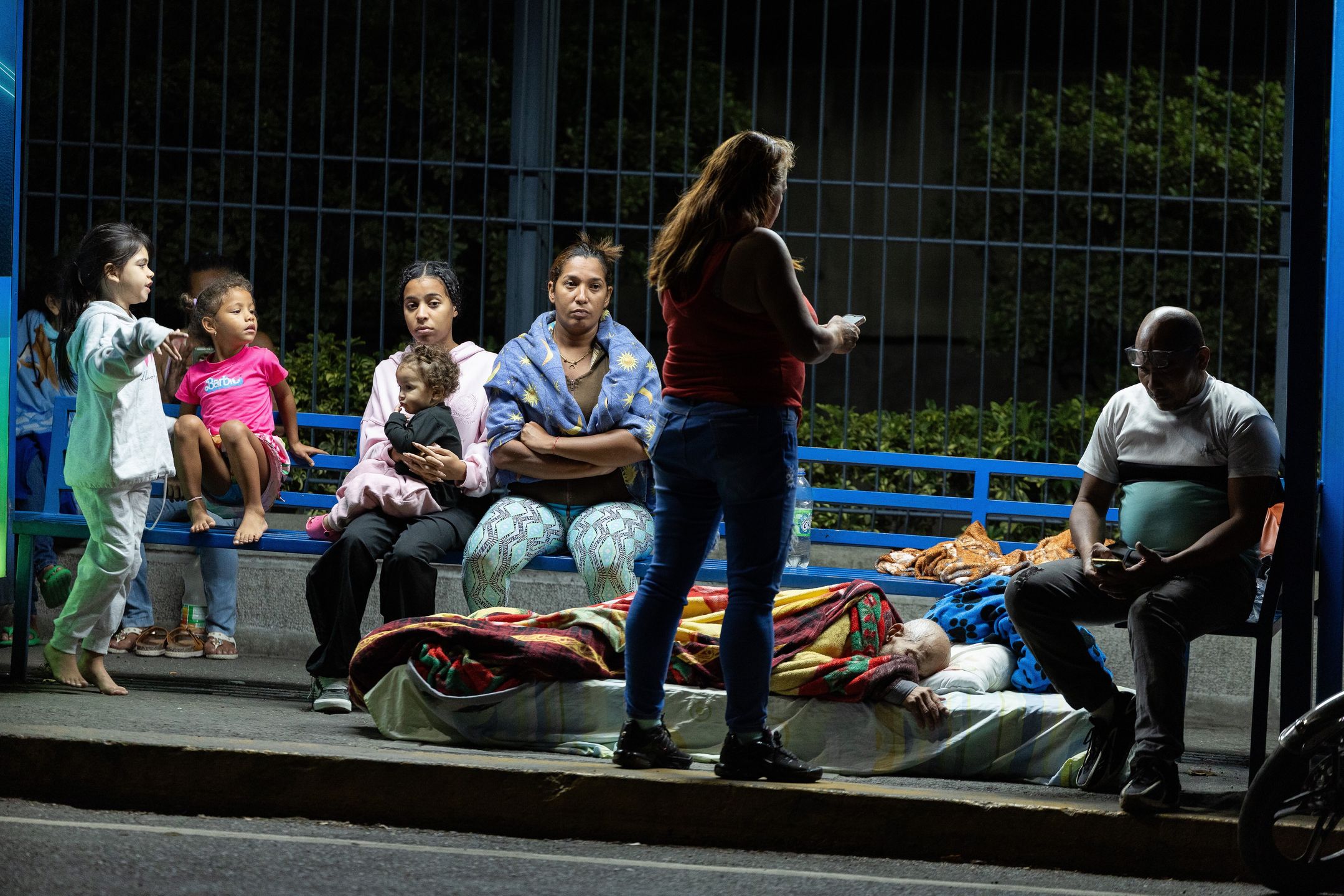 Ludzie koczujący na ulicach Caracas po silnym trzęsieniu ziemi
