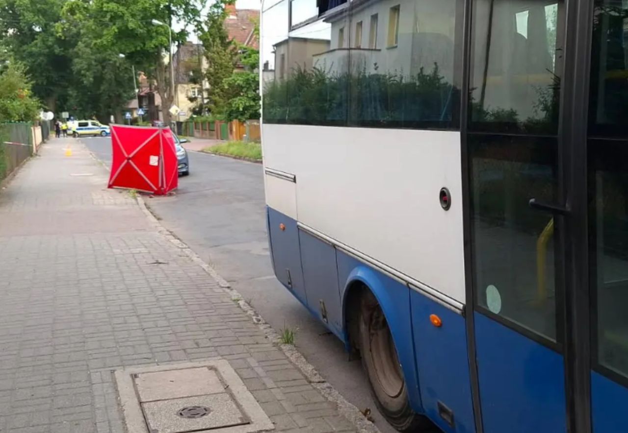 Tragiczny wypadek w Żarach. Pasażer zginął pod kołami autobusu