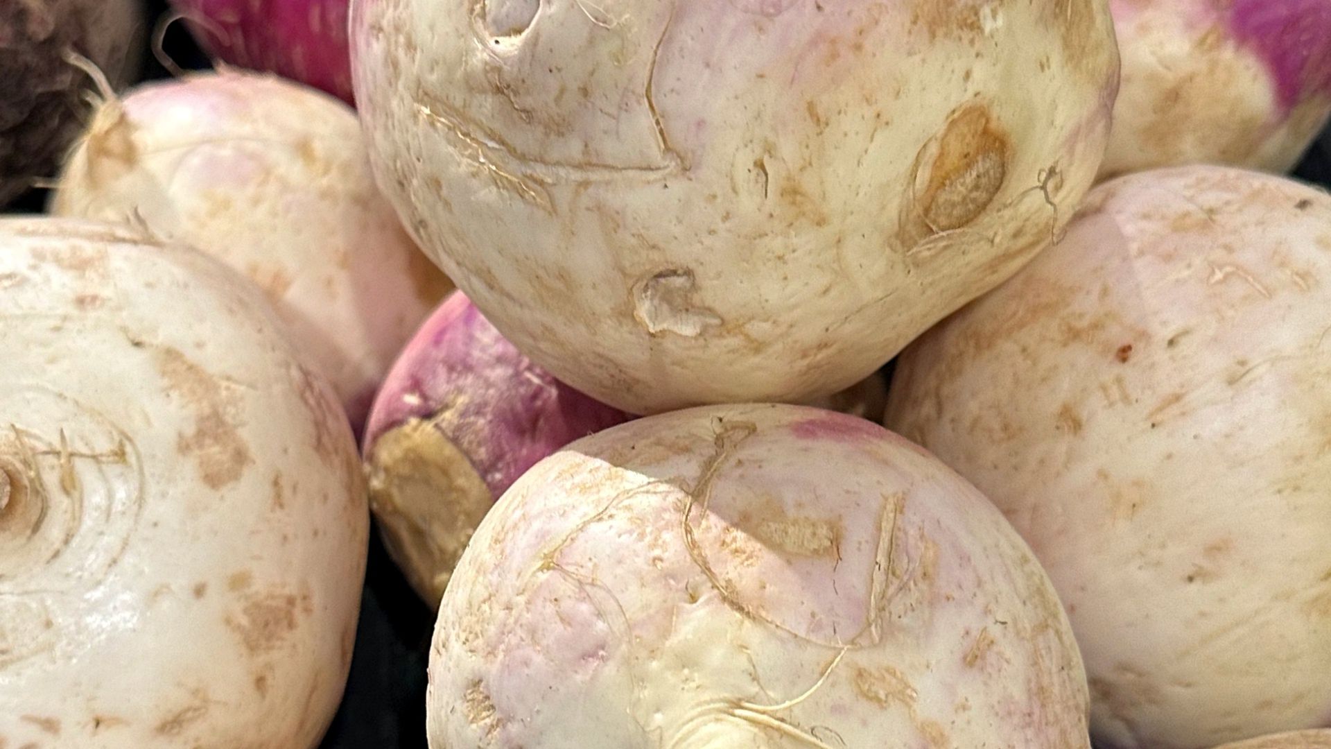 Brukiew łączy prostotę z wartościami odżywczymi, a jej smak zdumiewa, gdy tylko pojawia się na talerzu.