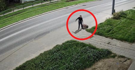 Kobieta nagrana o 0:40. Wstrząsające, co było w walizce