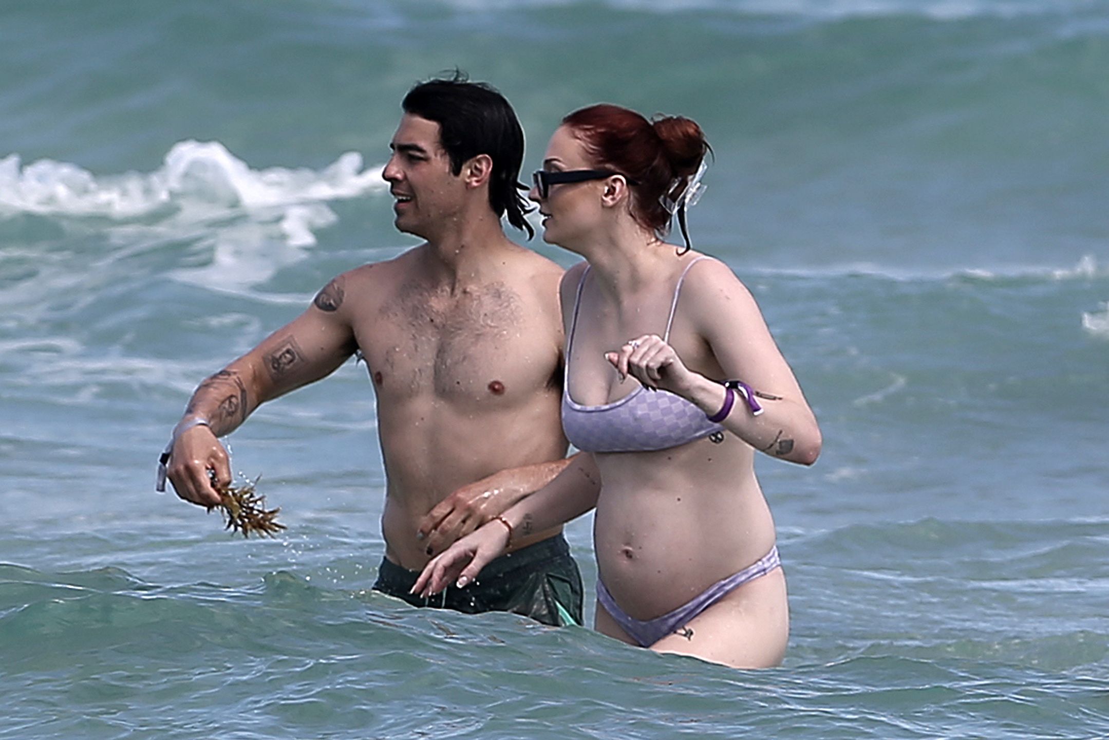 Sophie Turner prezentuje zaokrąglony brzuch, szalejąc na plaży z Joe Jonasem