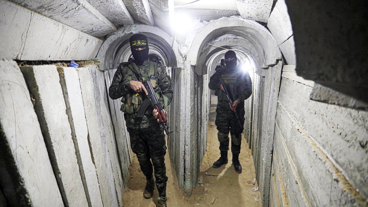 GAZA CITY, GAZA - MARCH 30: Members of Al-Quds Brigades, an armed wing of Islamic Jihad Movement, keep guard at tunnels on Gaza-Israeli border against a possible attack by Israeli forces in Gaza City, Gaza on March 30, 2023. (Photo by Ashraf Amra/Anadolu Agency via Getty Images)
