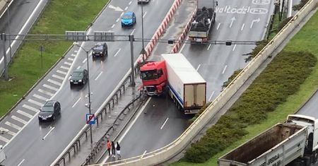 Katowice. Wypadek na DTŚ. Tunel zamknięty. TIR uderzył w bariery