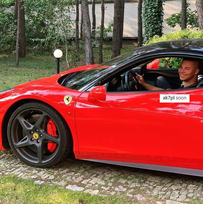 Allan Krupa cieszy się zza kierownicy ferrari