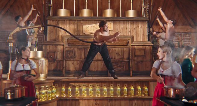 Męska siła przy tłoczeniu w reklamie Oleju Kujawskiego (wideo)