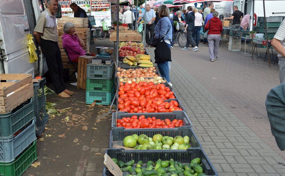 Na placu targowym w Stalowej Woli w piątek było kolorowo od sezonowych warzyw i owoców. Więcej na kolejnych slajdach. 