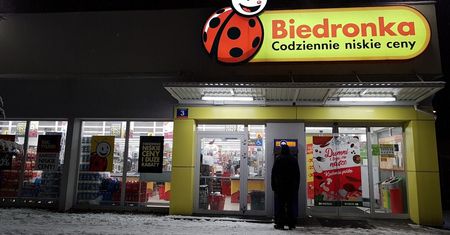 Biedronka rozdaje paczki rodzicom. Oto co musisz zrobić