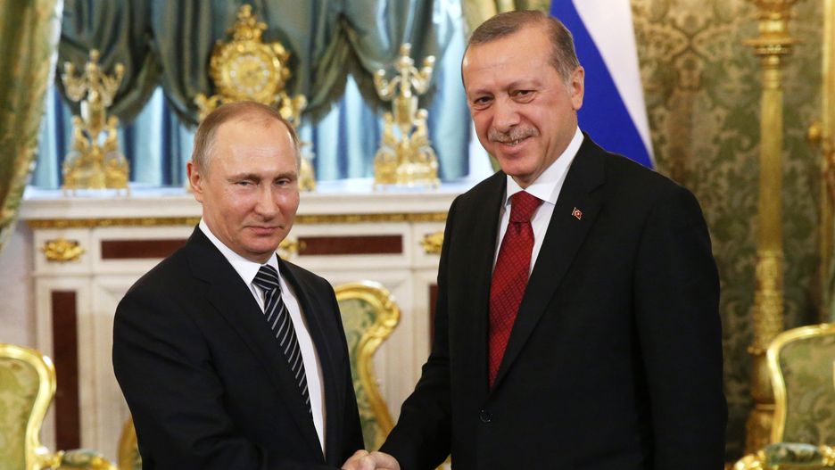 Władimir Putin (z lewej) i Recep Taiyyp Erdogan (z prawej)