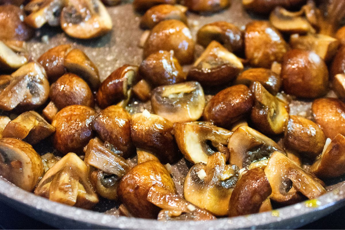 Pieczarki smażę tylko na tym tłuszczu, bo wydobywa z nich smak. Wychodzą jędrne, złociste i chrupią aż miło