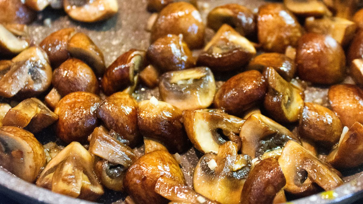 Pieczarki smażone na maśle klarowanym