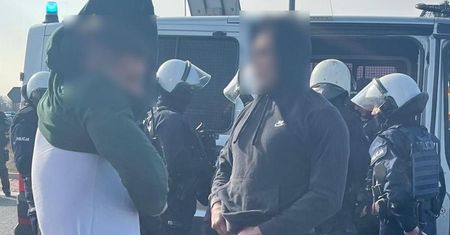 Kibole chcieli napaść na pociąg pełen ludzi. Mieli przy sobie miotacze gazu i pałki
