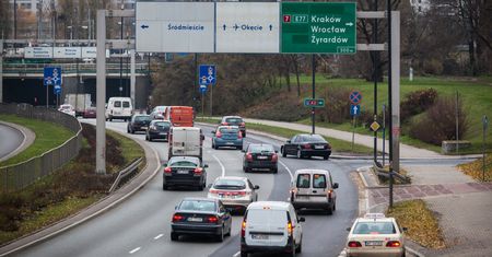 Nowa naklejka na szybę auta. Części kierowców grozi 500 zł kary