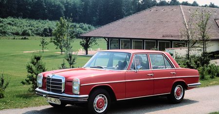 Prawie 50-letnim mercedesem W114 rozpędził się na niemieckiej autostradzie do 200 km/h. I to nie było żadne wyzwanie