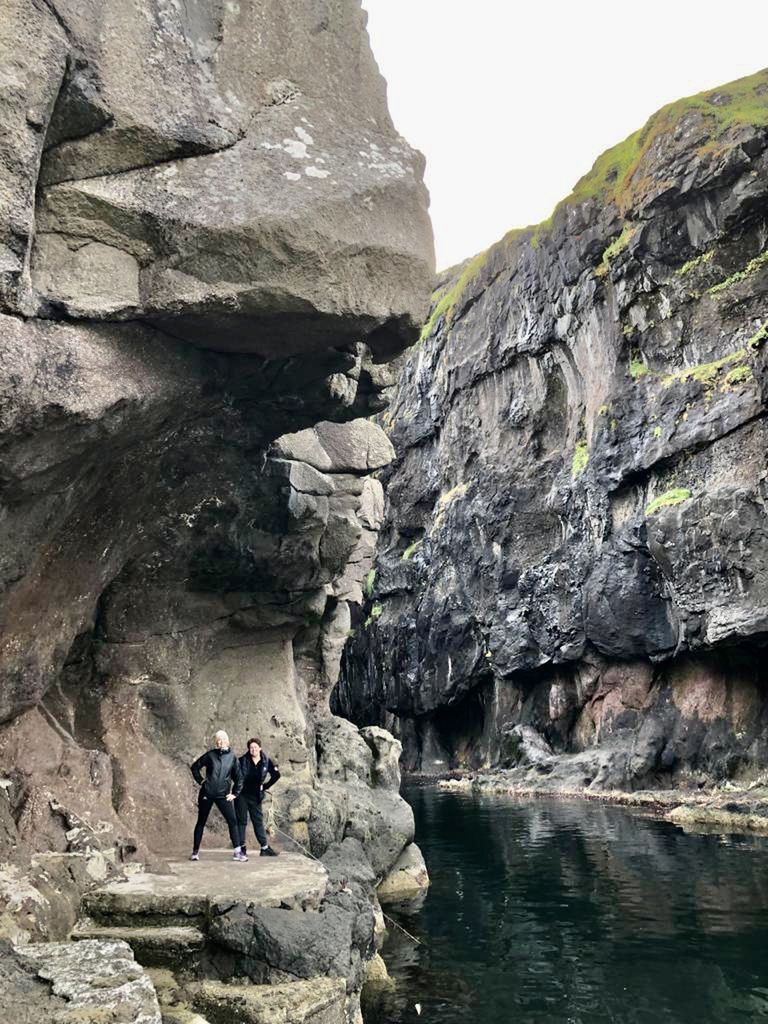 Jedna z wielu skalnych szczelin na archipelagu