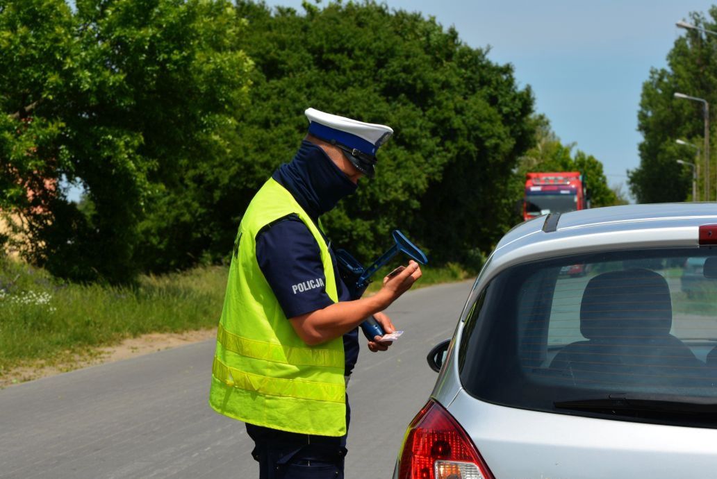 Spieszył się do szpitala z rodzącą partnerką, dostał mandat za kilka wykroczeń 