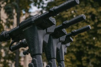 Rozpędzone hulajnogi elektryczne na szamotulskich chodnikach. Mieszkańcy niepokoją się o dzieci