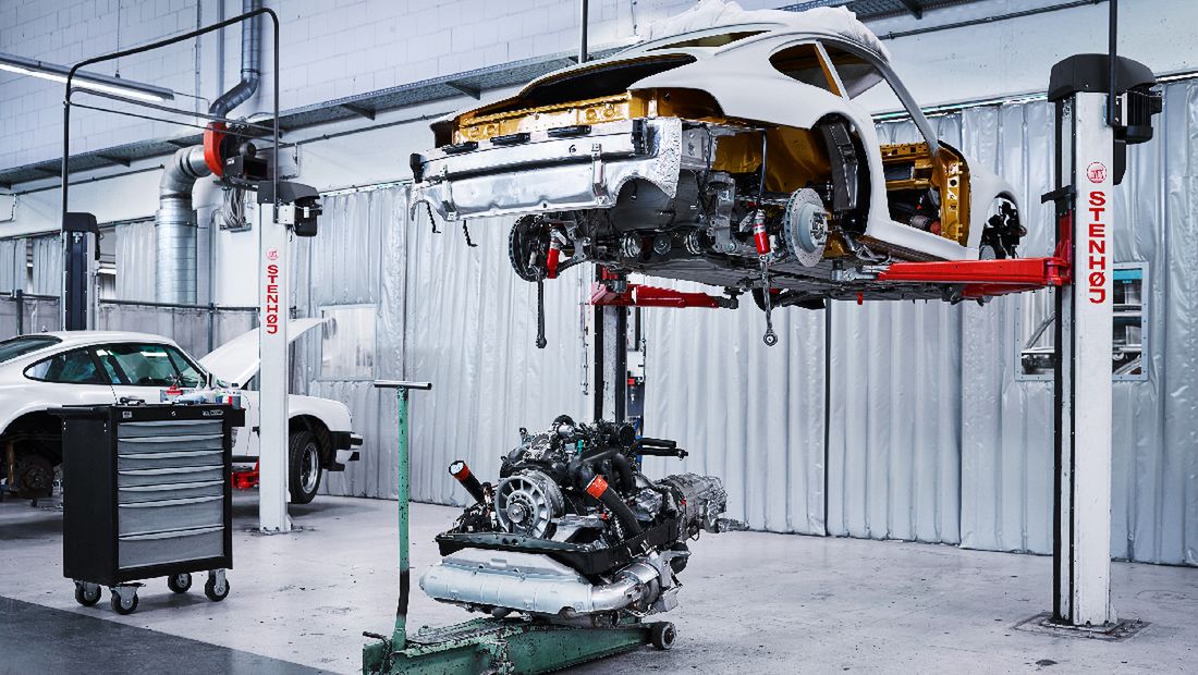 Porsche 911 (993) Turbo Project Gold - 3,6-litrowy bokser zaraz trafi do komory silnika