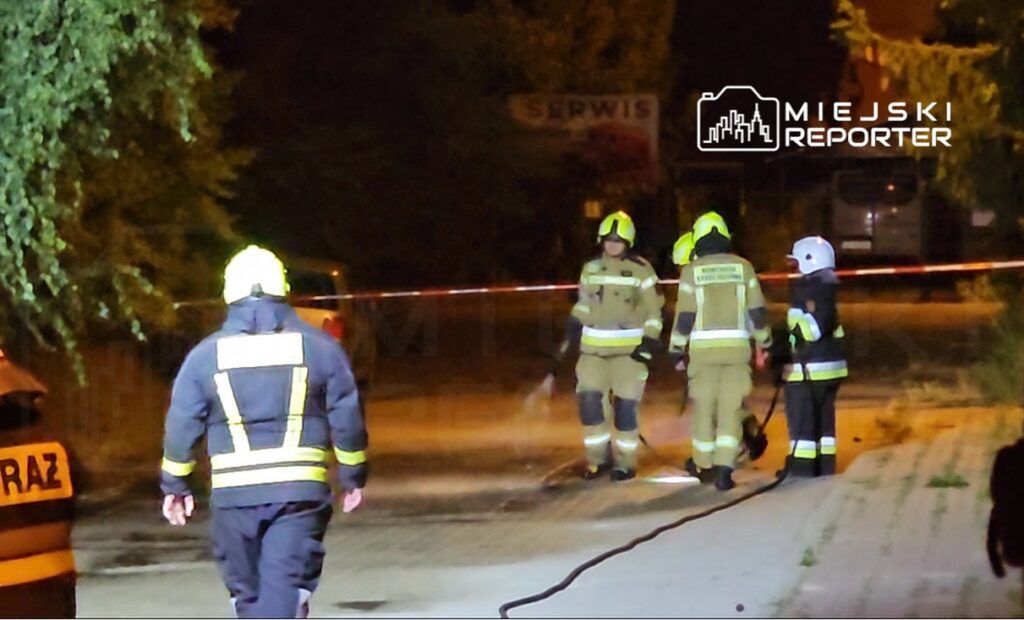 Pruszków: Agresywny mężczyzna z młotkiem rzucił się na policjantów. Agresor został postrzelony