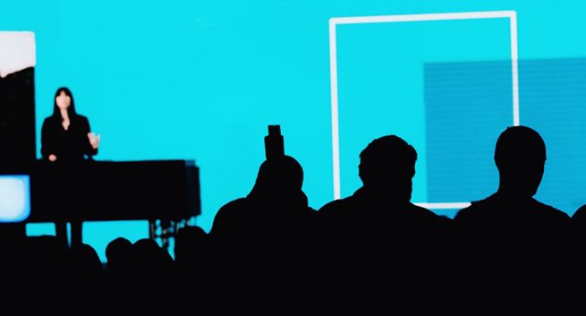 Mów do mnie normalnie! Czy prostszy, bardziej swobodny i bezpośredni sposób komunikowania się może pomóc bankom centralnym opanować inflację bez wpychania gospodarek w ostrą recesję?