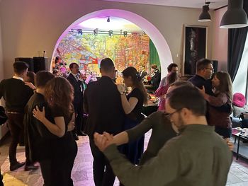 Potańcówka retro w Kawiarence. Wieczór z dawną muzyką i tańcem!
