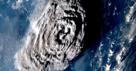 Rekordowa erupcja Hunga Tonga. Jego pióropusz było widać z kosmosu