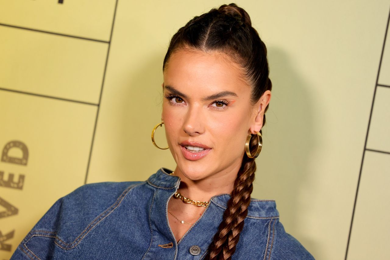 Alessandra Ambrosio sięgnęła po trend lat 60.