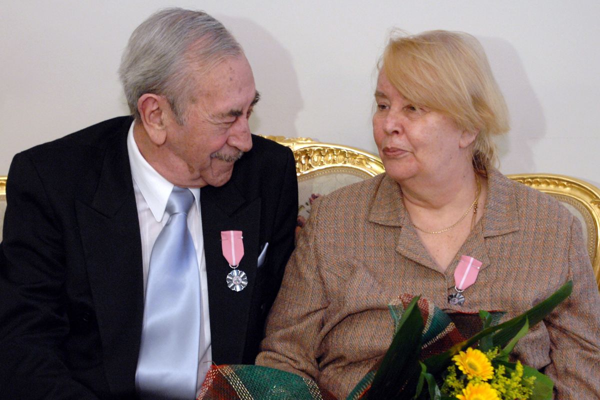 Trzymała go za rękę na łożu śmierci. Byli razem ponad 60 lat