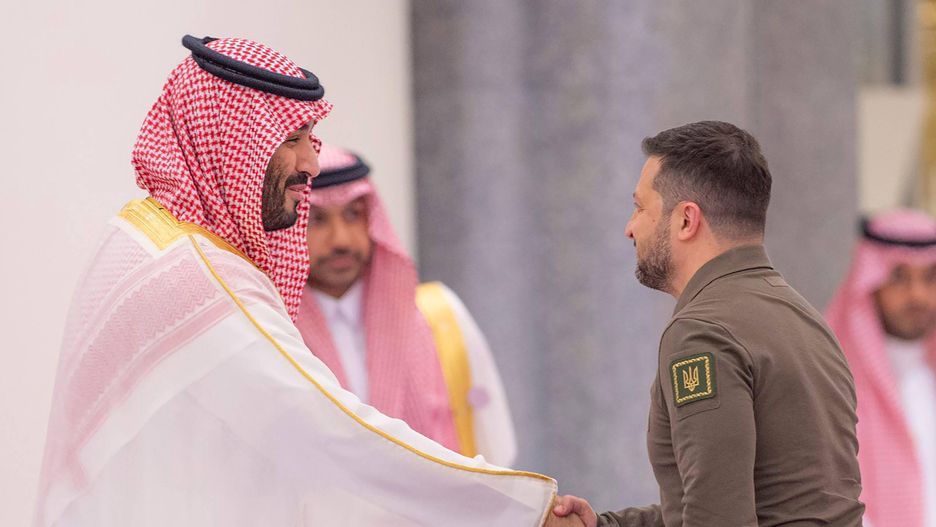 Ukraine's President Zelensky Attends Arab League Summit in Jeddah
Saudi Arabian Crown Prince Mohammed bin Salman (L) greets Ukraine's President Volodymyr Zelensky ahead of the 32nd Arab League Summit in Jeddah, Saudi Arabia on Friday, May 19, 2023. In his speech at an Arab League summit in Saudi Arabia Zelensky blamed some Arab leaders and accused them of ignoring the horrors of Russia's invasion of his country Photo by Saudi Foreign Ministry / UPI Photo via Newscom
Dostawca: PAP/Newscom
Saudi Foreign Ministry
meeting, Russia, war, Ukraine, leaders, Arab, League, summit, Sa, agresja Rosji, atak Rosji na Ukrain�, inwazja, inwazja rosyjska, konflikt zbrojny, polityk, polityka, prezydent Ukrainy, rosyjska, rosyjski, spotkanie, sytuacja na Ukrainie, sytuacja w Ukrainie, wizyta, Wojna na Ukrainie, wojna w Ukrainie, wok� Ukrainy, Wo�odymyr Ze�enski, zagraniczna