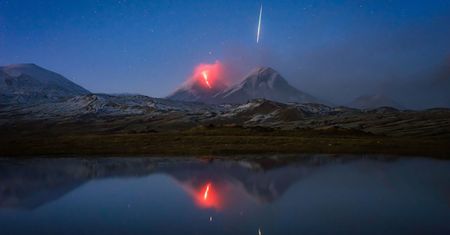 Erupcja wulkanu i spadająca gwiazda na jednym zdjęciu. To nie zdarza się często