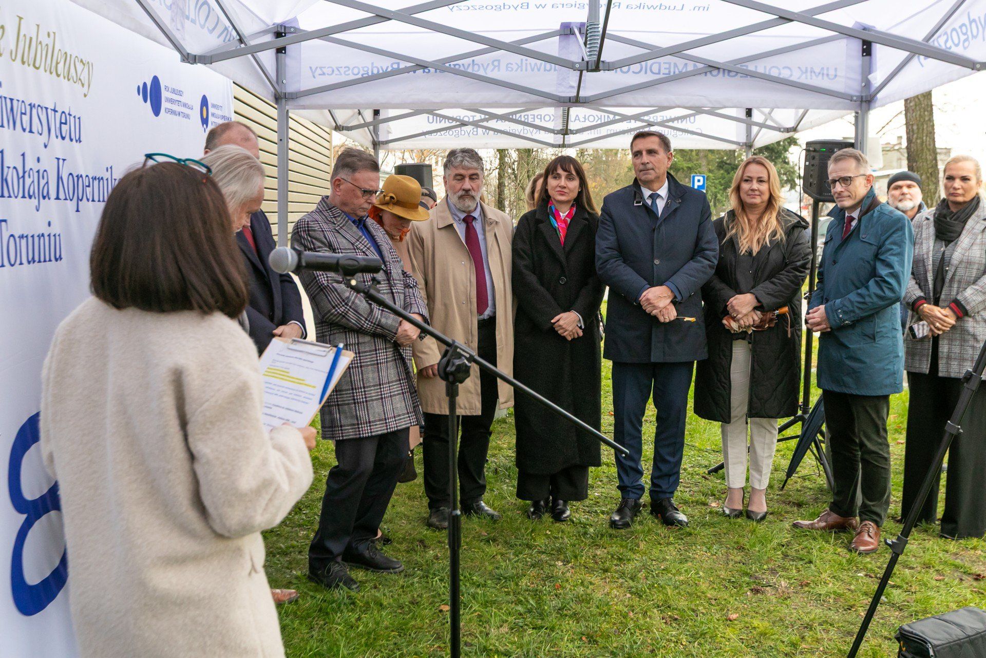 Miłorząb japoński to drzewo, które posadzono przed budynkiem Wydziału Farmaceutycznego Collegium Medicum UMK przy ul. Jurasza z okazji Roku Jubileuszy UMK.