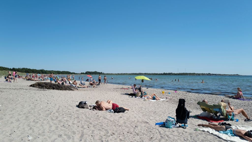 Turyści na plaży na Gotlandii 
