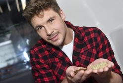 Mikołaj Roznerski bez koszulki. Rozbroił fanów tym, do kogo się porównał