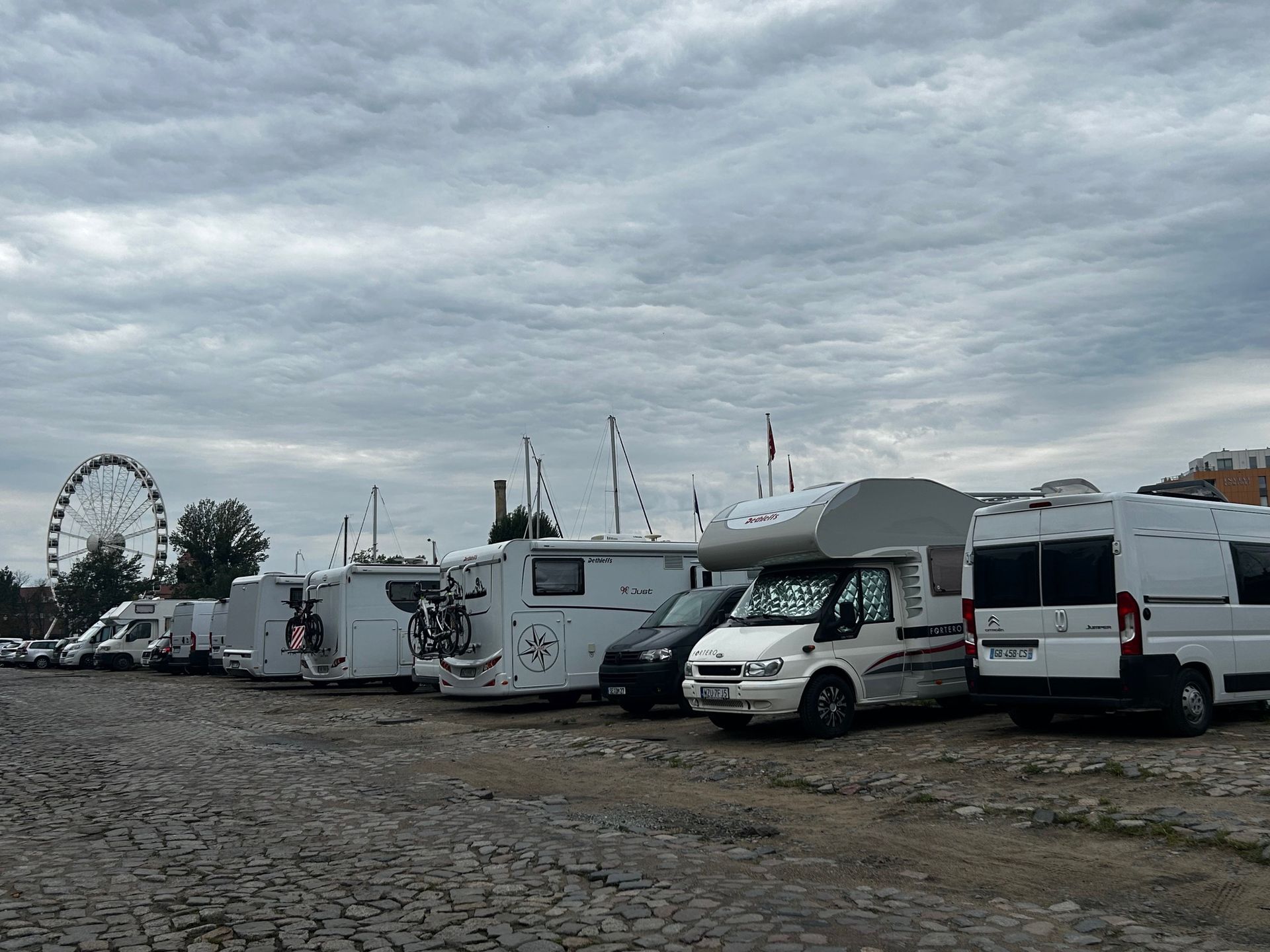 Niektórym przeszkadza, że campery stoją w tym miejscu za darmo 