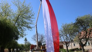 Kunice: Gigantyczna biało-czerwona flaga zawisła nad miastem