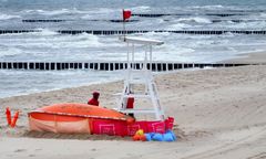 Czerwone flagi nad Bałtykiem. Zakaz kąpieli na wielu plażach