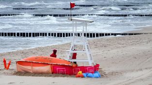 Czerwone flagi nad Bałtykiem. Zakaz kąpieli na wielu plażach