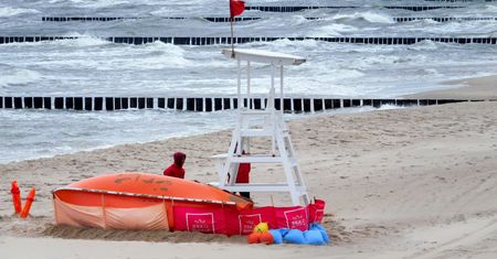 Czerwone flagi nad Bałtykiem. Zakaz kąpieli na wielu plażach