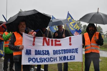Pomorskie: Kolejarze wyszli na ulice, blokują drogę krajową