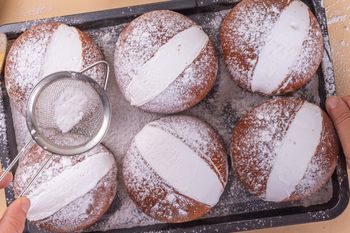 Pojawiły się w polskich cukierniach przed tłustym czwartkiem. Daleko im do rzymskiego klasyka